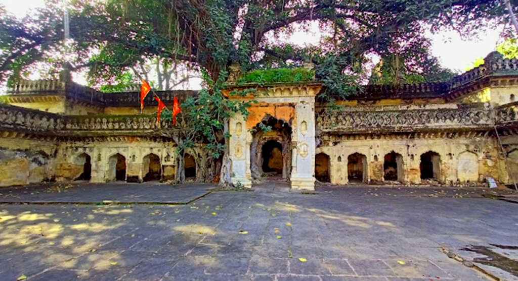 temple-in-vijayraghavgarh-fort temple in vijayraghavgarh fort