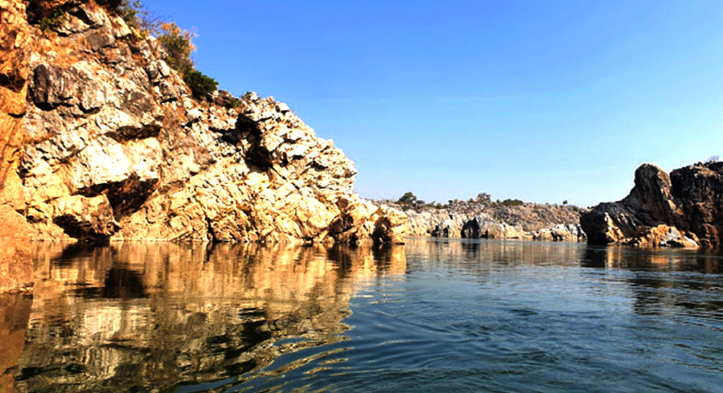 view-of-marble-rock-jabalpur-india marble rock jabalpur india