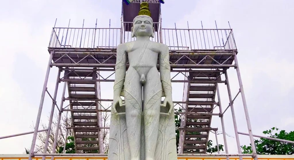 indore-temple-gommatagiri mahavir statue at gommatagiri mandir