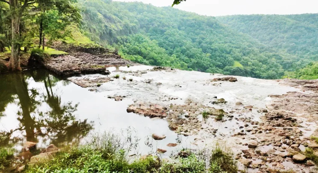 mohadi-waterfall-indore waterfall