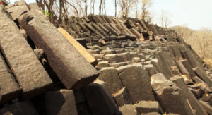 कावड़िया हिल्स, देवास (Kavadia Hills, Dewas) — ऐसा पहाड़ जहाँ पत्थर बजते भी हैं (The Hill Where Stones Sing)