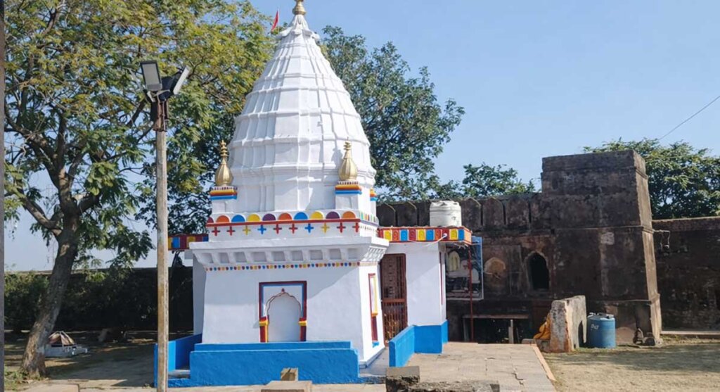 adegaon fort lakhnadon