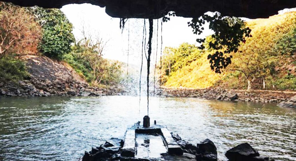 devnala waterfall shiva linga dindori