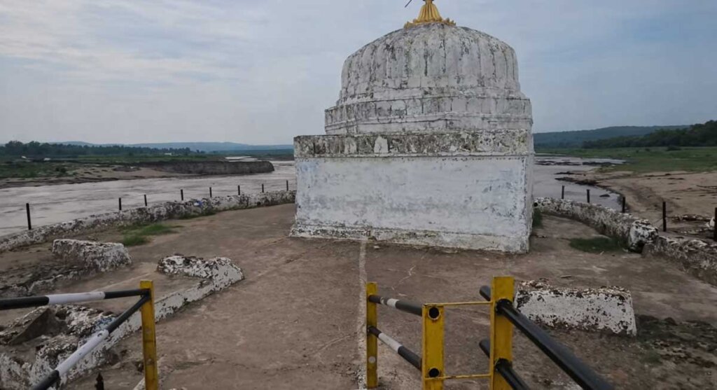 sahastradhara shiv temple mandla