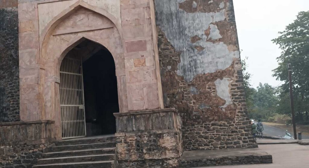 baz bahadur palace mandu dhar mp
