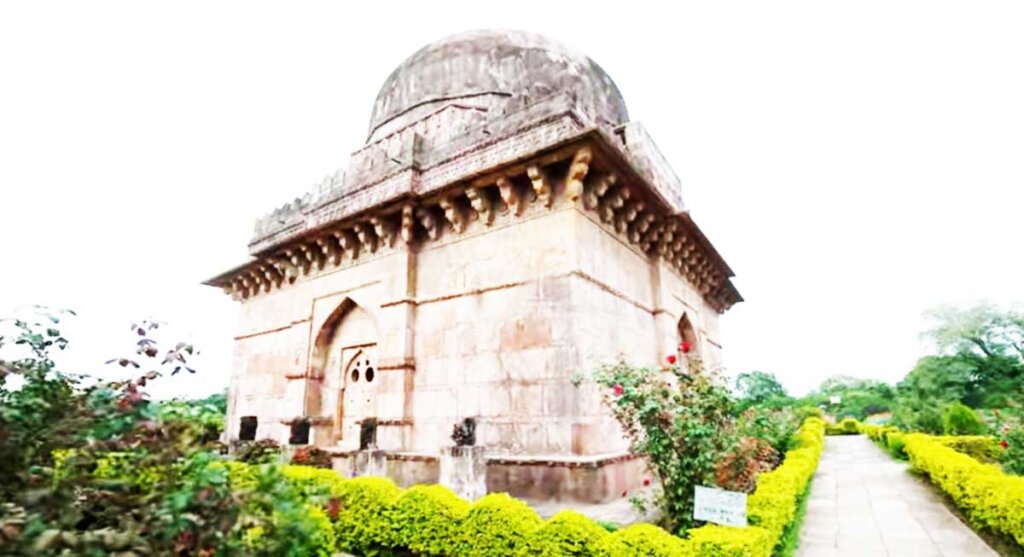 chhappan mahal museum mandu