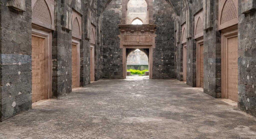 hindola mahal dhar mandu