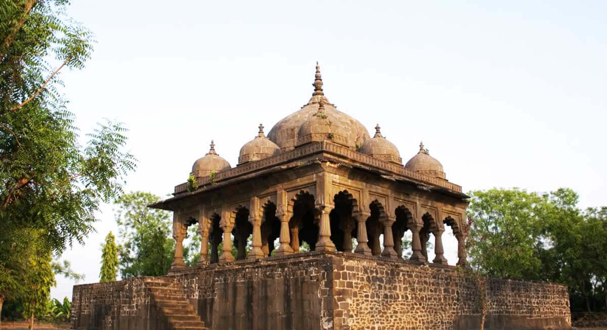 raja jai singh ki chhatri burhanpur