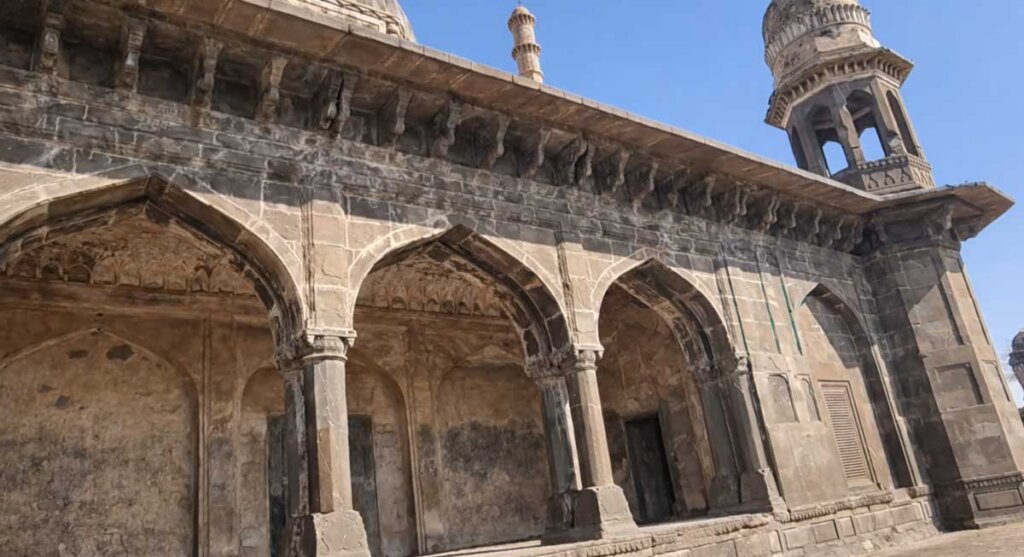 tomb of shah nawaz khan