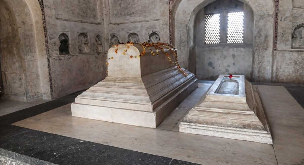 tomb of shah nawaz khan india