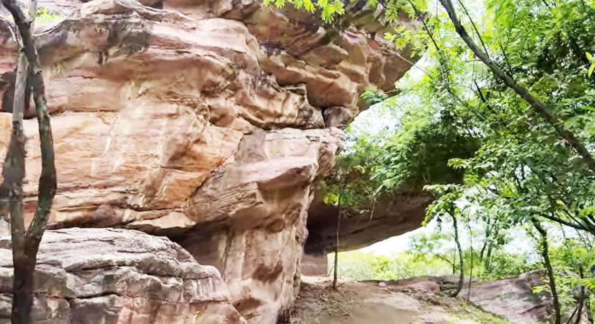 adamgarh rock shelters narmadapuram