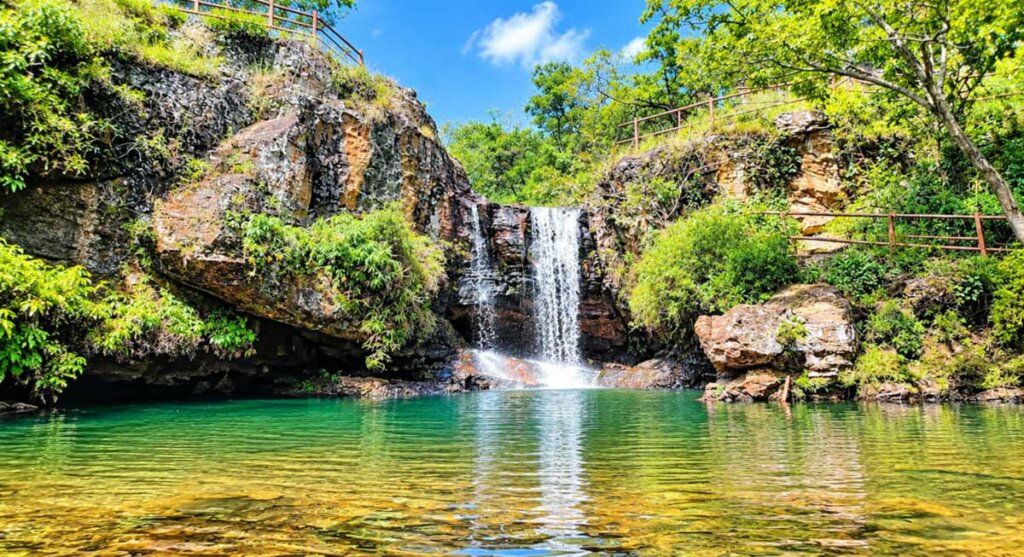 apsara vihar waterfall pachmarhi