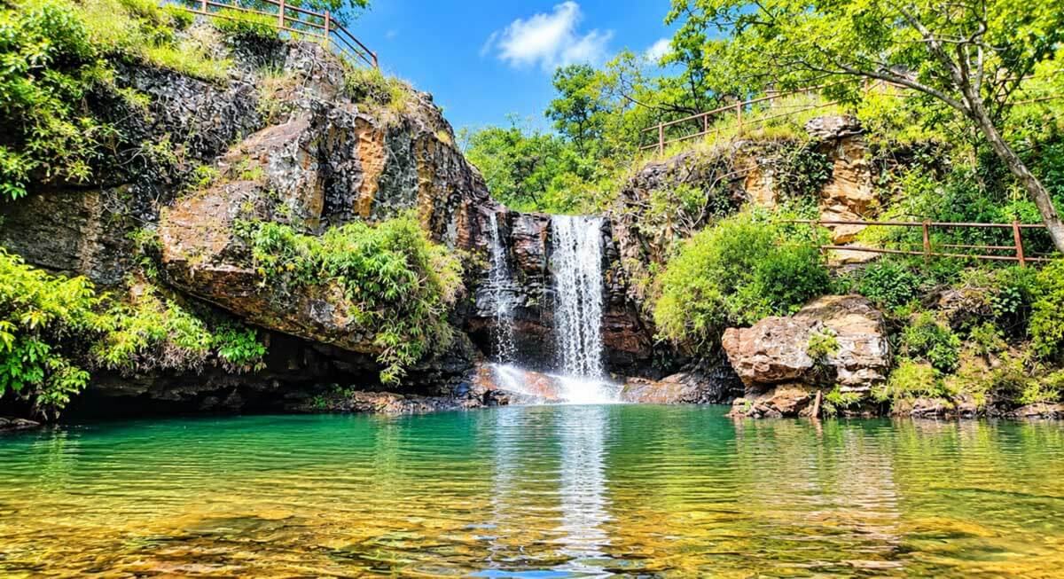 apsara vihar waterfall pachmarhi